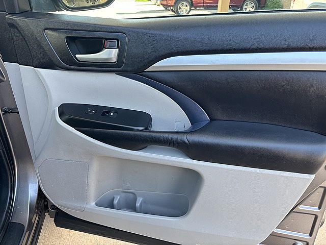 2016 Toyota Highlander XLE photo 10
