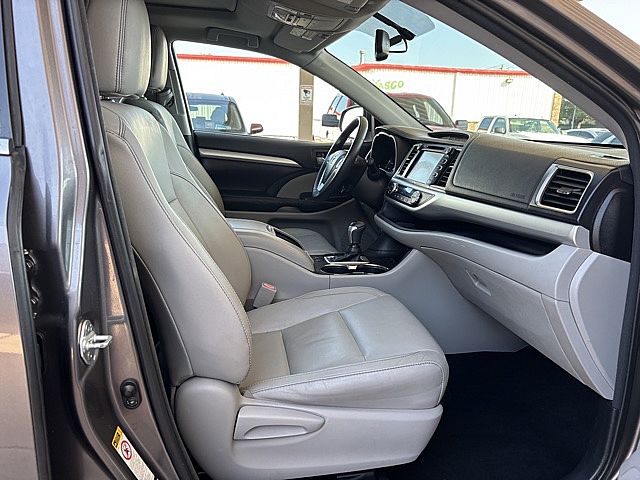 2016 Toyota Highlander XLE photo 11
