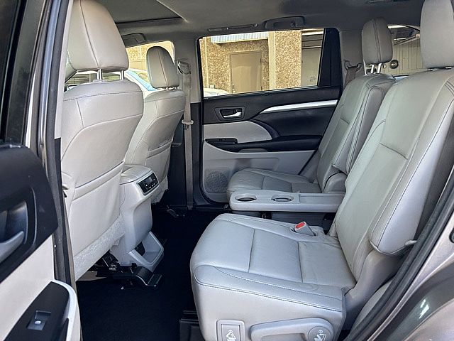 2016 Toyota Highlander XLE photo 12