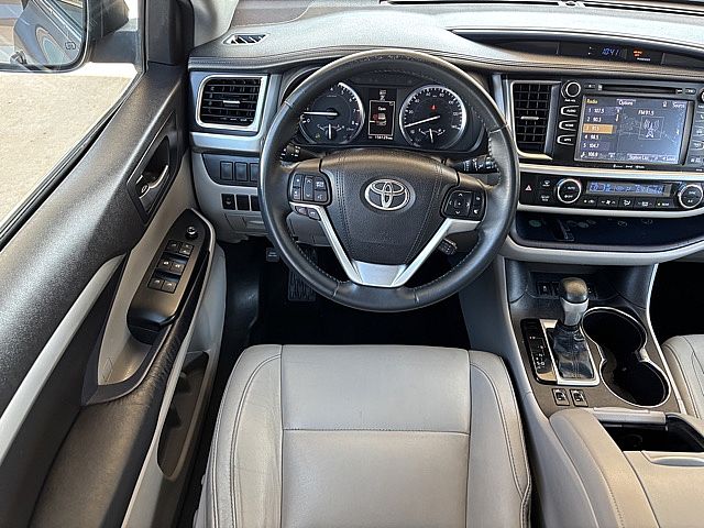 2016 Toyota Highlander XLE photo 15